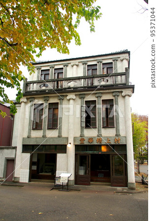 Edo-Tokyo Open Air Architectural Museum, a three-story white Western-style building [Koganei City, Tokyo] 95371044