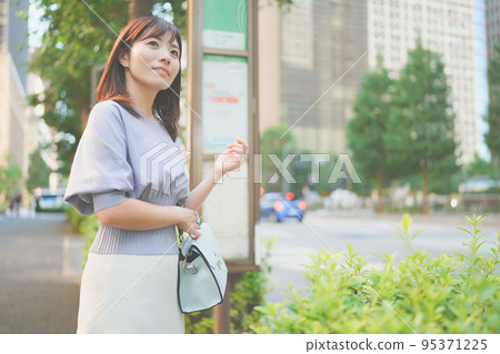 在公共汽車站等公共汽車的通勤婦女 95371225