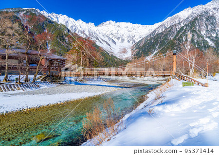 [Rare material] Scenery near Kamikochi Kappa Bridge in winter [Nagano Prefecture] 95371414