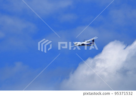 Osaka International Airport Passenger plane takeoff and landing Inagawa embankment Osaka International Airport Passenger plane takeoff and landing Inagawa embankment 95371532