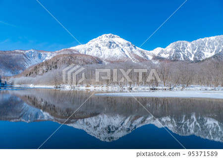 [Rare material] Winter Kamikochi scenery near Taisho Pond [Nagano Prefecture] 95371589