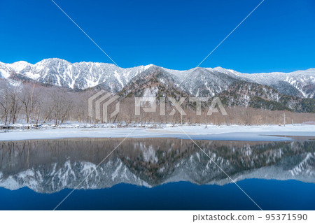 [Rare material] Winter Kamikochi scenery near Taisho Pond [Nagano Prefecture] 95371590