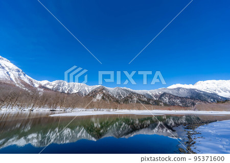 [Rare material] Winter Kamikochi scenery near Taisho Pond [Nagano Prefecture] 95371600