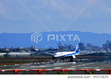 Osaka International Airport Passenger plane takeoff and landing Inagawa embankment Osaka International Airport Passenger plane takeoff and landing Inagawa embankment 95371635