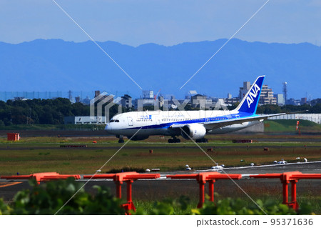 Osaka International Airport Passenger plane takeoff and landing Inagawa embankment 95371636