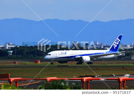 Osaka International Airport Passenger plane takeoff and landing Inagawa embankment Osaka International Airport Passenger plane takeoff and landing Inagawa embankment 95371637