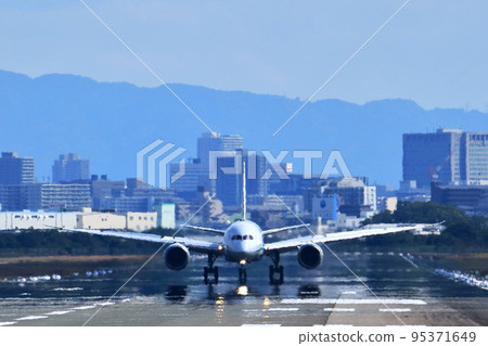 Osaka International Airport Passenger plane takeoff and landing Inagawa embankment Osaka International Airport Passenger plane takeoff and landing Inagawa embankment 95371649