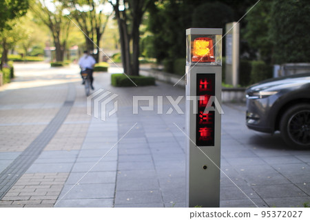 當汽車離開停車場時,巡邏燈會轉向 當汽車離開停車場時,巡邏燈會轉向 95372027