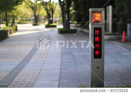 當汽車離開停車場時,巡邏燈會轉向 當汽車離開停車場時,巡邏燈會轉向 95372028