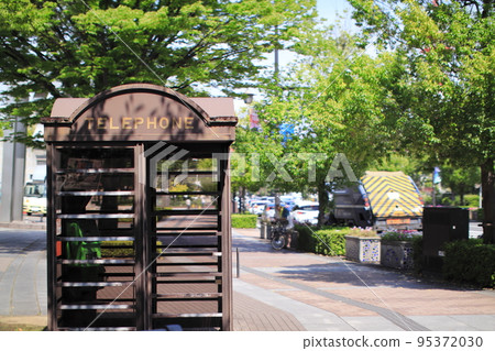 人行道的街角有一個西式電話亭 人行道的街角有一個西式電話亭 95372030
