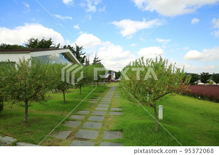 Autumn trip, garden, cafe 95372068