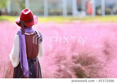 Autumn trip, garden, cafe 95372086