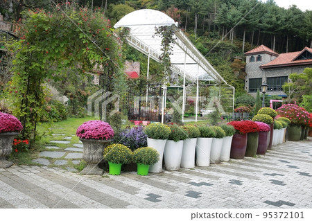 Autumn trip, garden, cafe 95372101