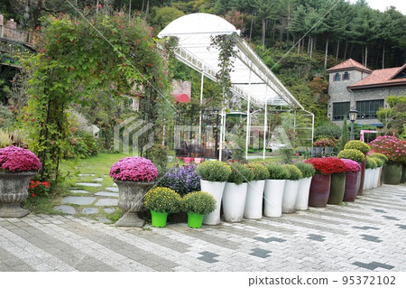 Autumn trip, garden, cafe 95372102