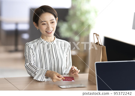 用信用卡購物的女人 用信用卡購物的女人 95372242