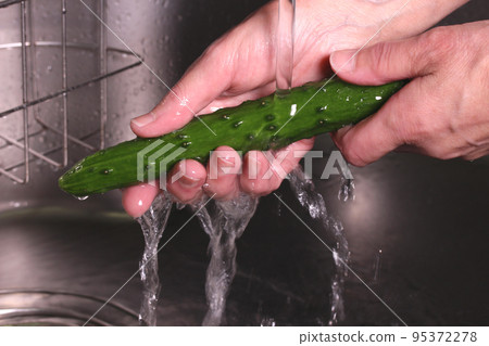 在水槽裡清洗黃瓜 在水槽裡清洗黃瓜 95372278