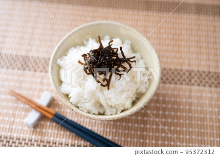 Rice topped with kelp boiled in soy sauce (komochi kelp) 95372312