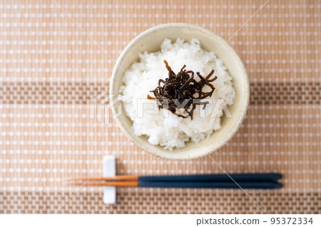 Rice topped with kelp boiled in soy sauce (komochi kelp) 95372334