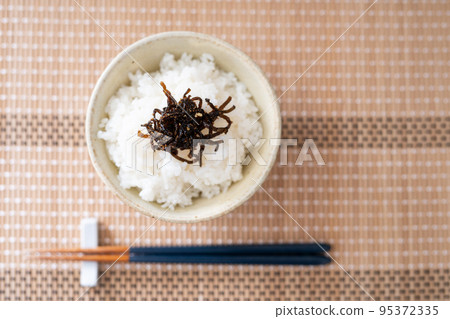 Rice topped with kelp boiled in soy sauce (komochi kelp) 95372335