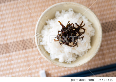 Rice topped with kelp boiled in soy sauce (komochi kelp) 95372340