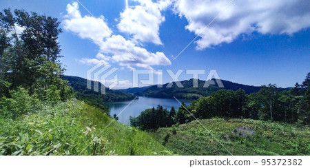 從山上看到的湖 95372382