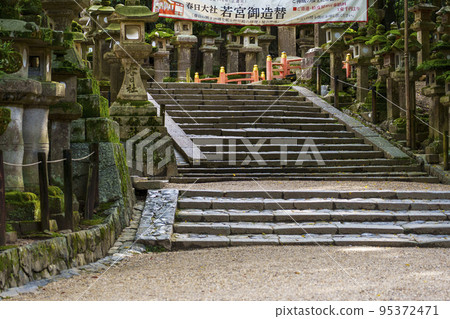 通往春日大社本殿的長石階[奈良公園，早上] 95372471