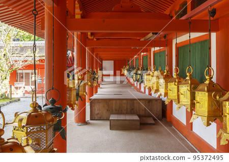 春日大社：掛燈籠、掛燈籠沿走廊一字排開 95372495