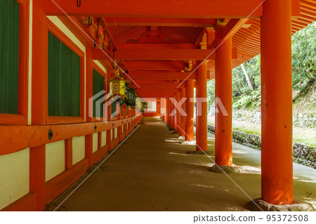 Kasuga Taisha Shrine: Hanging lanterns and hanging lanterns lined up along the corridor Kasuga Taisha Shrine: Hanging lanterns and hanging lanterns lined up along the corridor 95372508