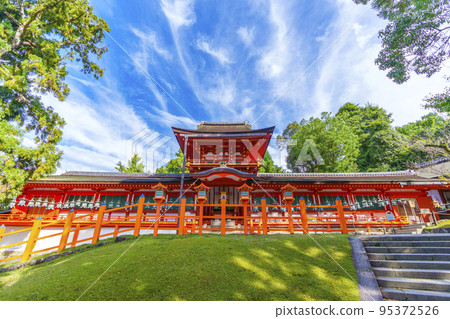 清晨的陽光透過樹木映入眼簾的美麗春日大社本社 95372526