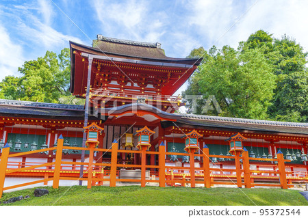 The main shrine of Kasuga Taisha where the morning sunlight filtering through the trees is beautiful The main shrine of Kasuga Taisha where the morning sunlight filtering through the trees is beautiful 95372544