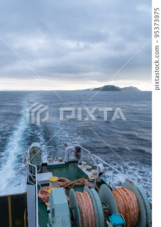 travel by boat 95373975