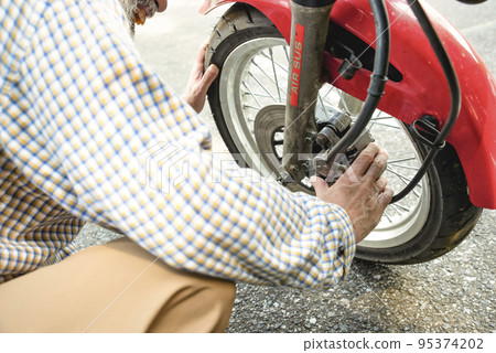 Bike life Image cut of senior riders who maintain motorcycles Bike life Image cut of senior riders who maintain motorcycles 95374202