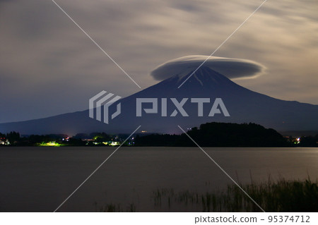從河口湖看到的富士夜景 從河口湖看到的富士夜景 95374712
