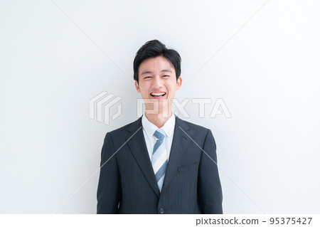 A young businessman 95375427