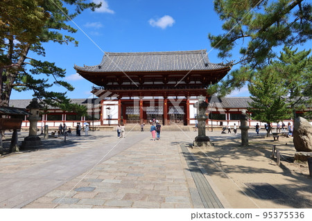 Shrines and Temples in Nara City: Scenery of the middle gate at the entrance to the Great Buddha Hall in the precincts of Todaiji Temple 95375536