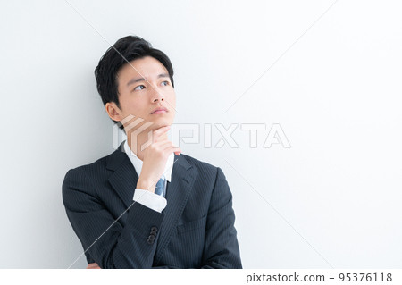 一個年輕的商人誰想 一個年輕的商人誰想 95376118