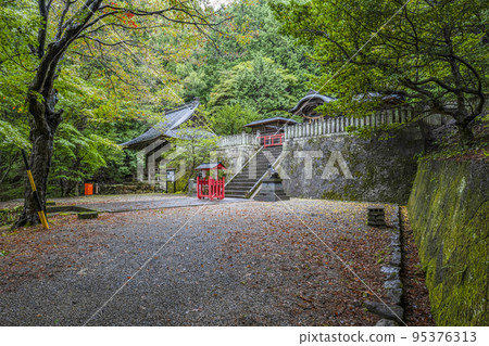 Precincts of Hida Toshogu Shrine 95376313