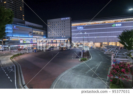 JR鶴見站前的城市夜景[神奈川縣橫濱市] 95377031