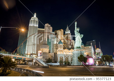 Beautiful night view of the Strip in the center of Las Vegas. Night life in Las Vegas with New York New York hotel in the center. 95377123
