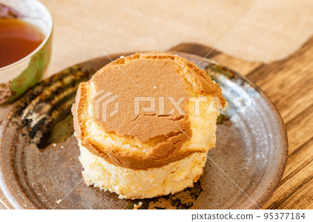 sponge cake 95377184