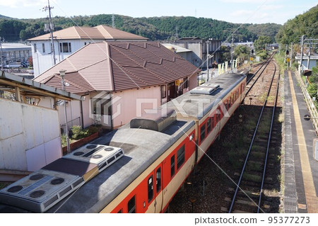 岡山縣地方線津山線的人氣車站龜子站:從立交橋上看到的車站大樓和火車 岡山縣地方線津山線的人氣車站龜子站:從立交橋上看到的車站大樓和火車 95377273