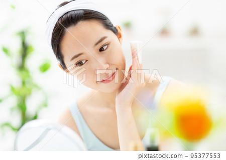 A young woman doing skin care 95377553