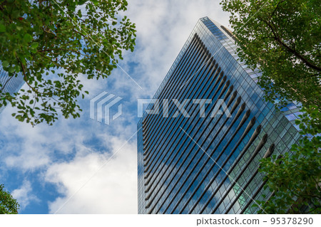 Skyscraper and blue sky 95378290