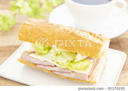 美味的法式麵包三明治 美味的法式麵包三明治 95379295