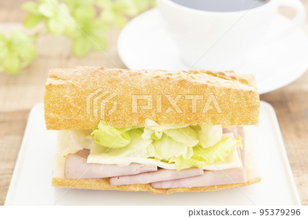 美味的長棍麵包三明治和咖啡 95379296