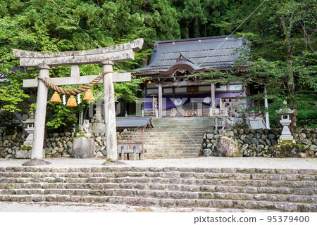 [Shirakawa-go] Shirakawa Hachiman Shrine in the evening 95379400