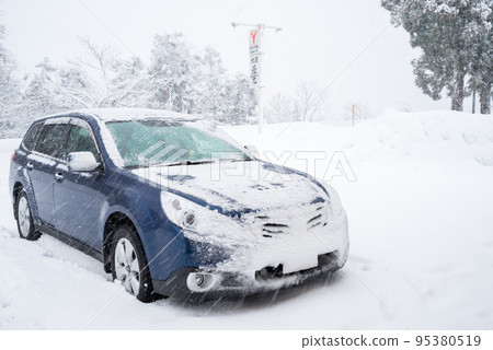 [Snow scene] Car after driving in a heavy snowfall area 95380519