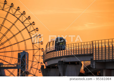 <<Aichi Prefecture>> Nagakute City Ferris wheel and Linimo at Aichi Expo Commemorative Park (Morikoro Park) dyed in the setting sun 95381064