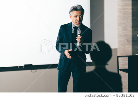 舞台上的灰髮男人 95381102