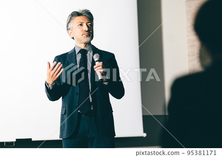 舞台上的灰髮男人 95381171
